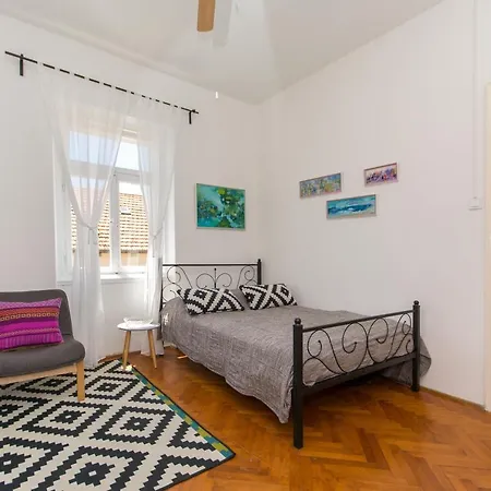 Milka-sea View In Center Apartment